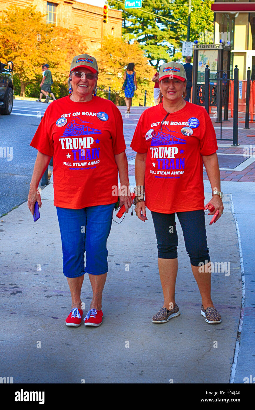 Deux femmes portant pro Donald Trump t-shirts à Asheville NC Banque D'Images