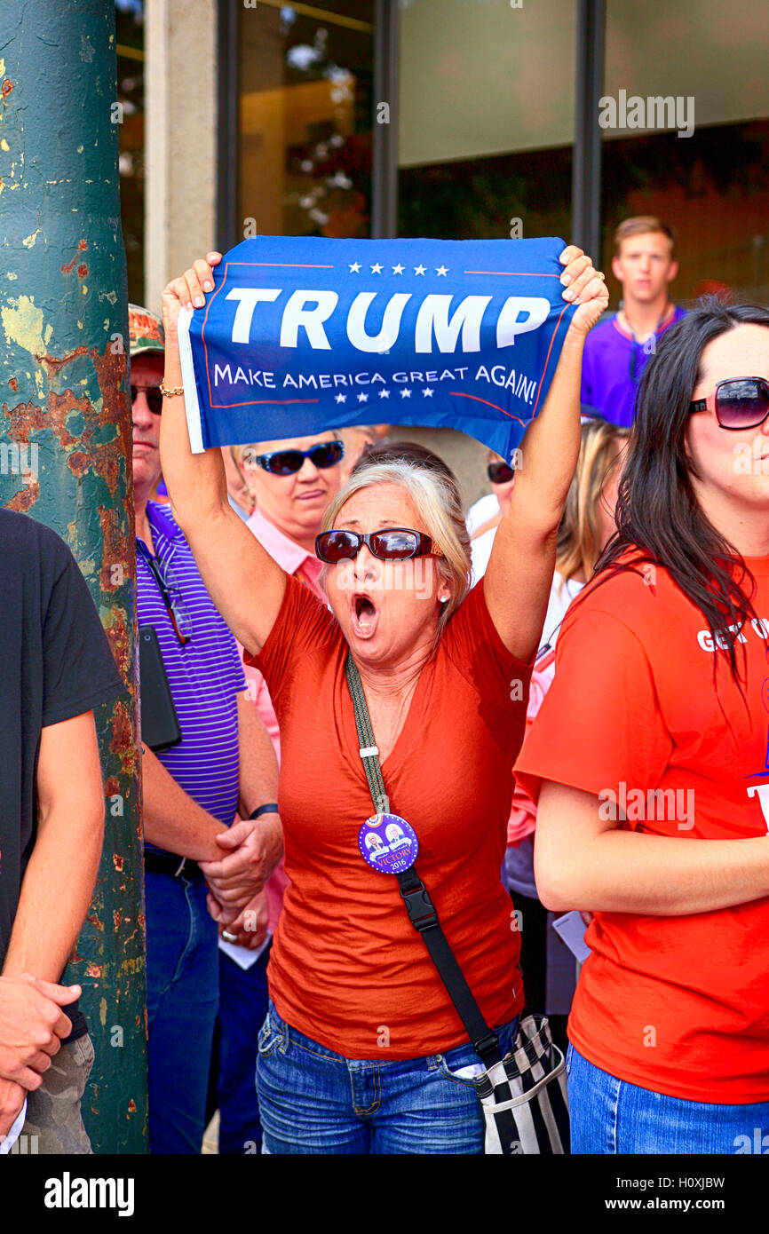 Donald Trump féminine partisan tenant une bannière lors d'une convention partisans à Asheville NC Banque D'Images