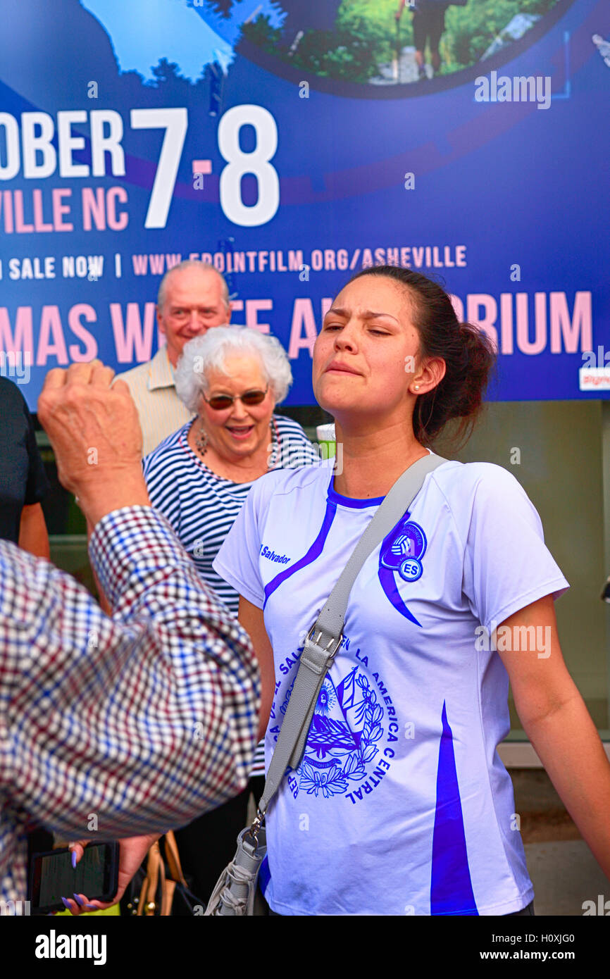Jeune femme proteste verbalement lors d'une réunion d'atout à Asheville NC Banque D'Images