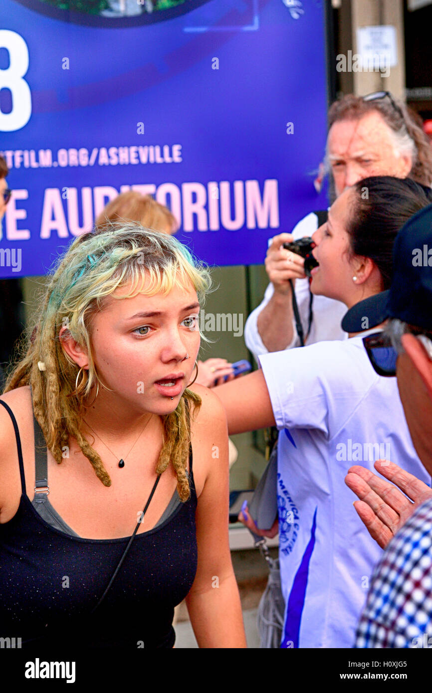 Jeune femme proteste verbalement lors d'une réunion d'atout à Asheville NC Banque D'Images