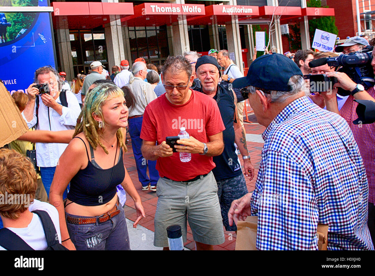 Jeune femme se disputer avec un partisan d'atout à Asheville, NC Banque D'Images