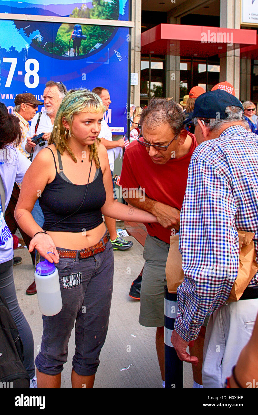 Jeune femme se disputer avec un partisan d'atout à Asheville, NC Banque D'Images