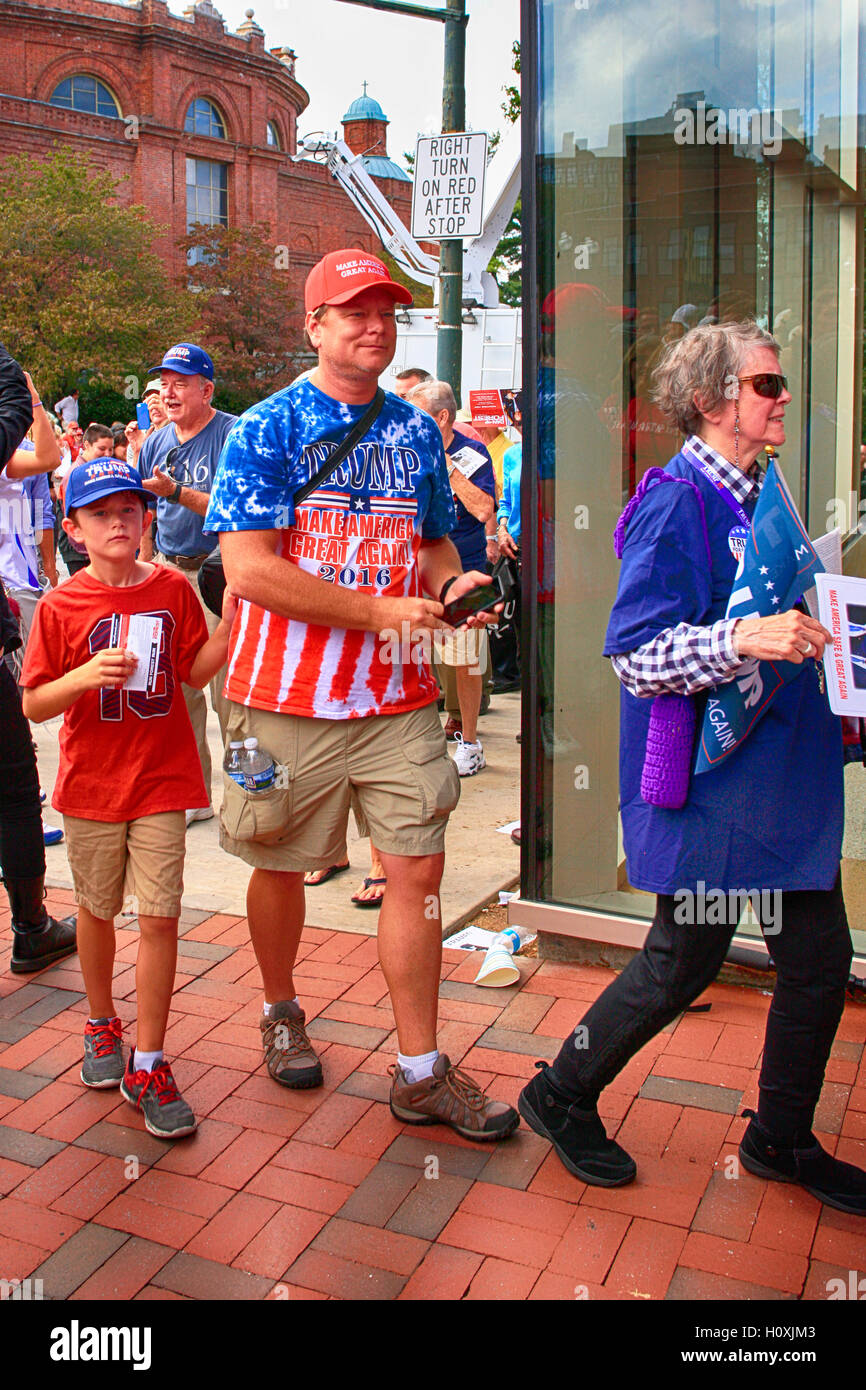 Les partisans d'atout lors d'une réunion à l'extérieur du centre de convention à Asheville, NC Banque D'Images