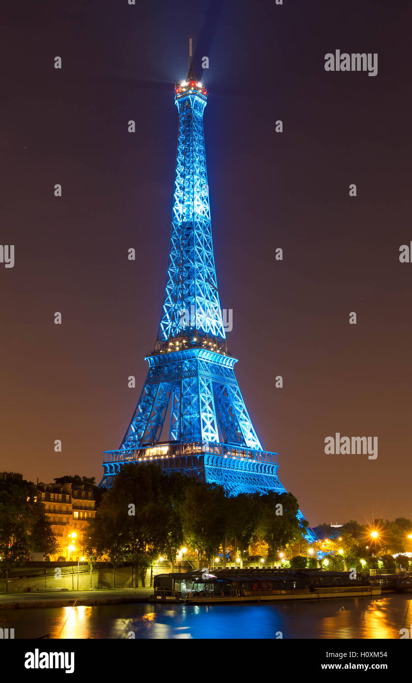 Paris, 2016 France-June ; 09 : La Tour Eiffel illuminée en bleu pour l'ouverture d'Europe de football 2016 Championnat de France. Banque D'Images