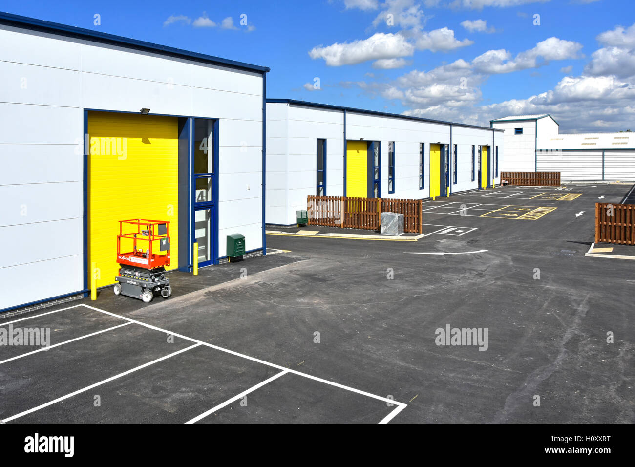 New Industrial Estate business park property development PME bâtiments entrepôt commercial & parking près de l'achèvement Brentwood Essex England UK Banque D'Images