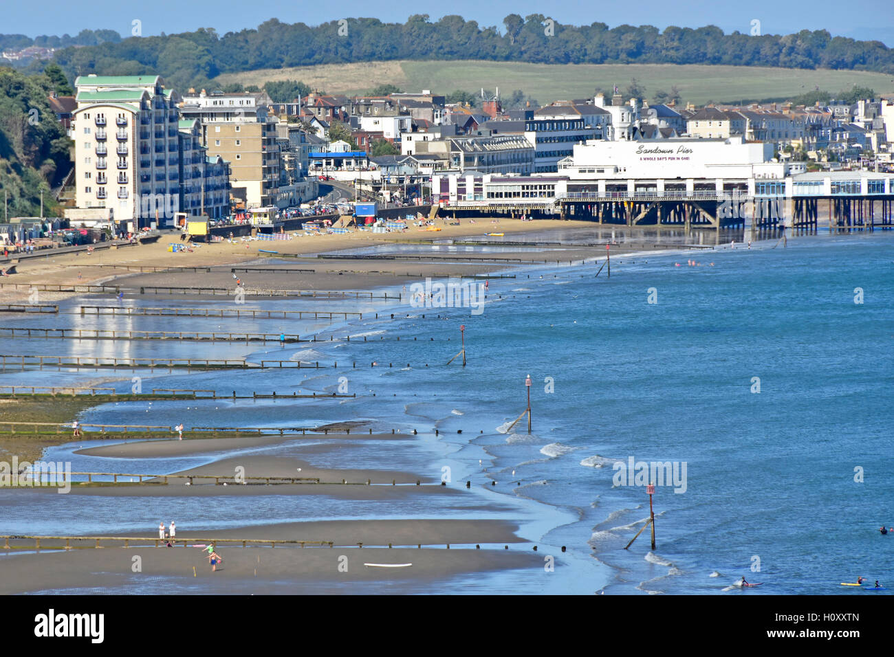 Vue de dessus la station beach holiday resort jetée de Sandown Isle of Wight brise-lames de la mer à marée basse et l'aine Angleterre Royaume-Uni le ciel bleu d'été de jour Banque D'Images