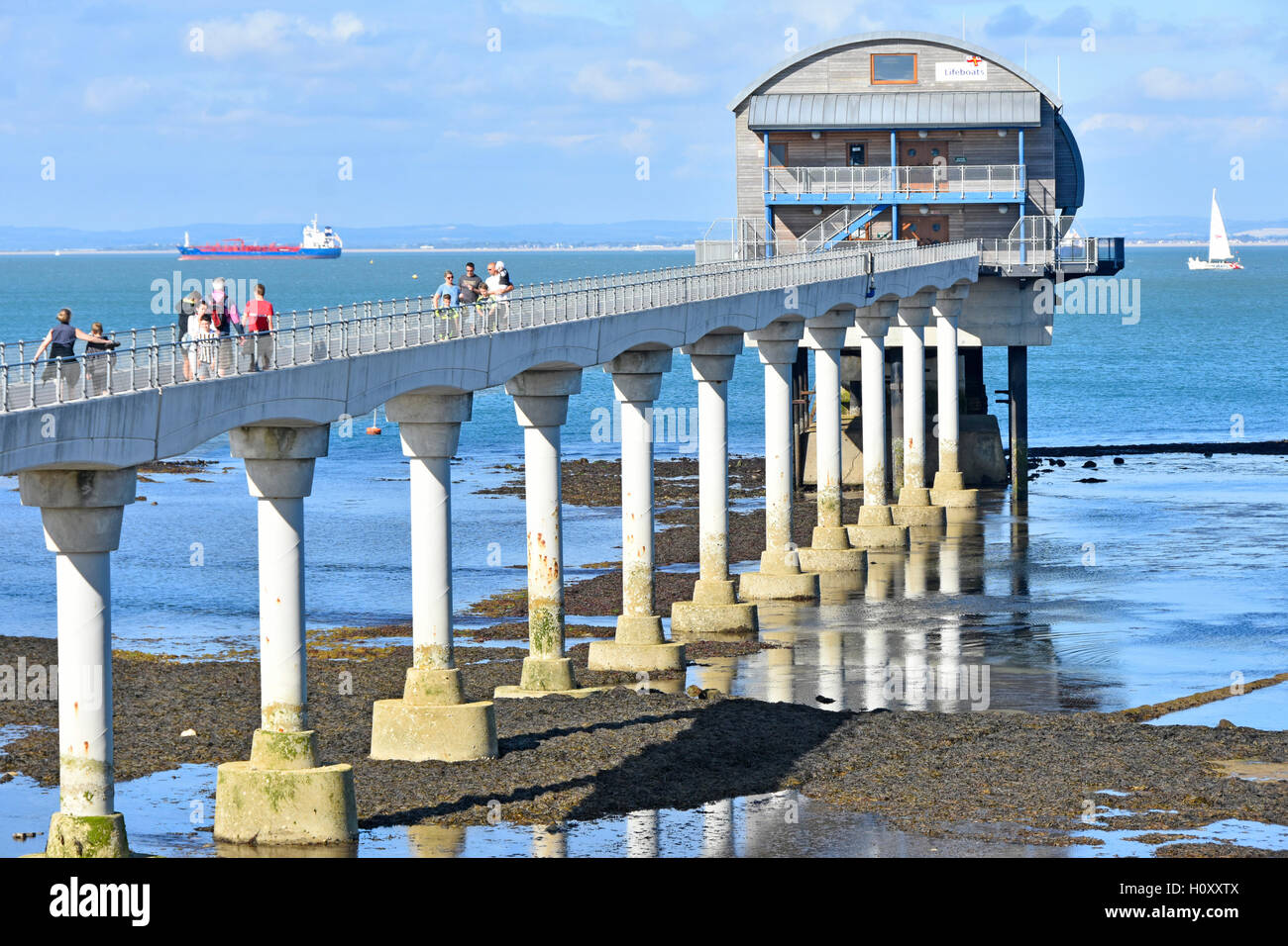 Île de Bembridge England UK blanc station de sauvetage sur la plate-forme empilée soulevées liées à terre par passerelle sur l'expédition au-delà des colonnes de béton Solent Banque D'Images Île de Bembridge England UK blanc station de sauvetage sur la plate-forme empilée soulevées liées à terre par passerelle sur l'expédition au-delà des colonnes de béton Solent Banque D'Images
