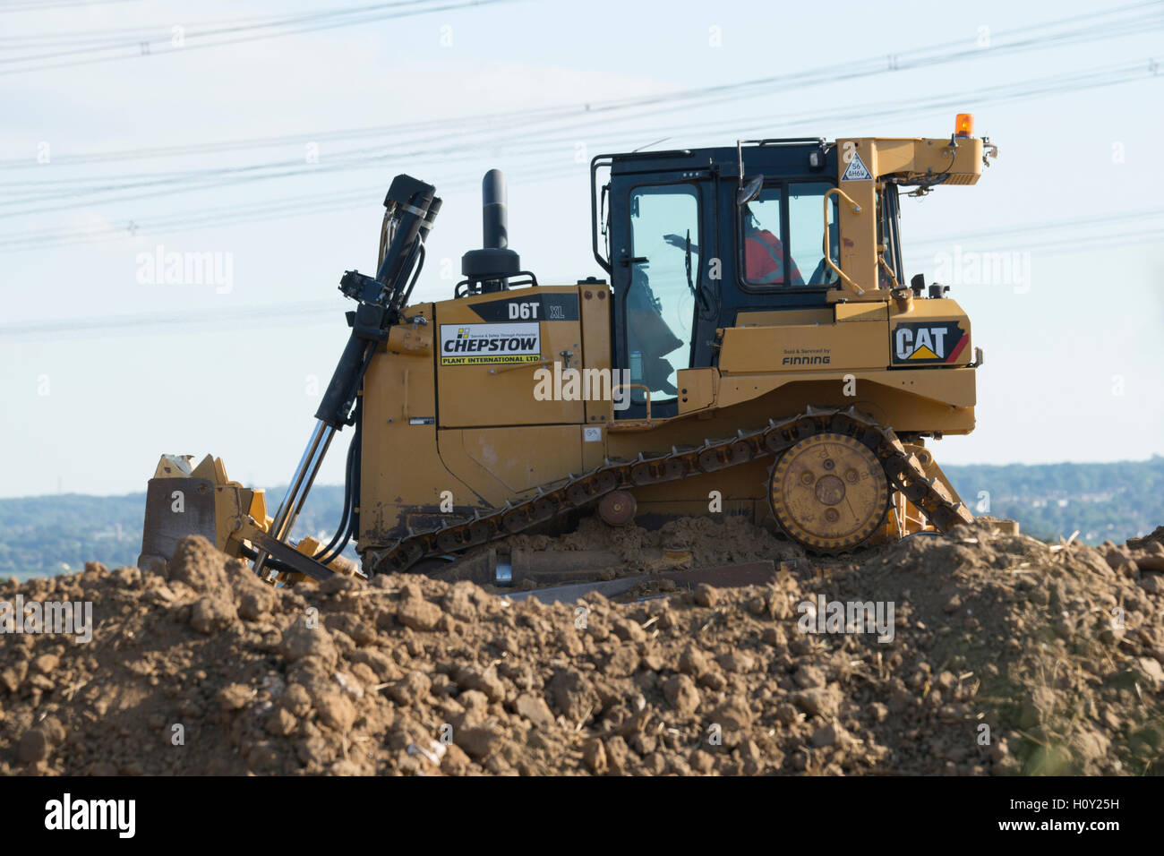 Bulldozer poussant la boue pour créer un mur autour d'une nouvelle mine. Banque D'Images