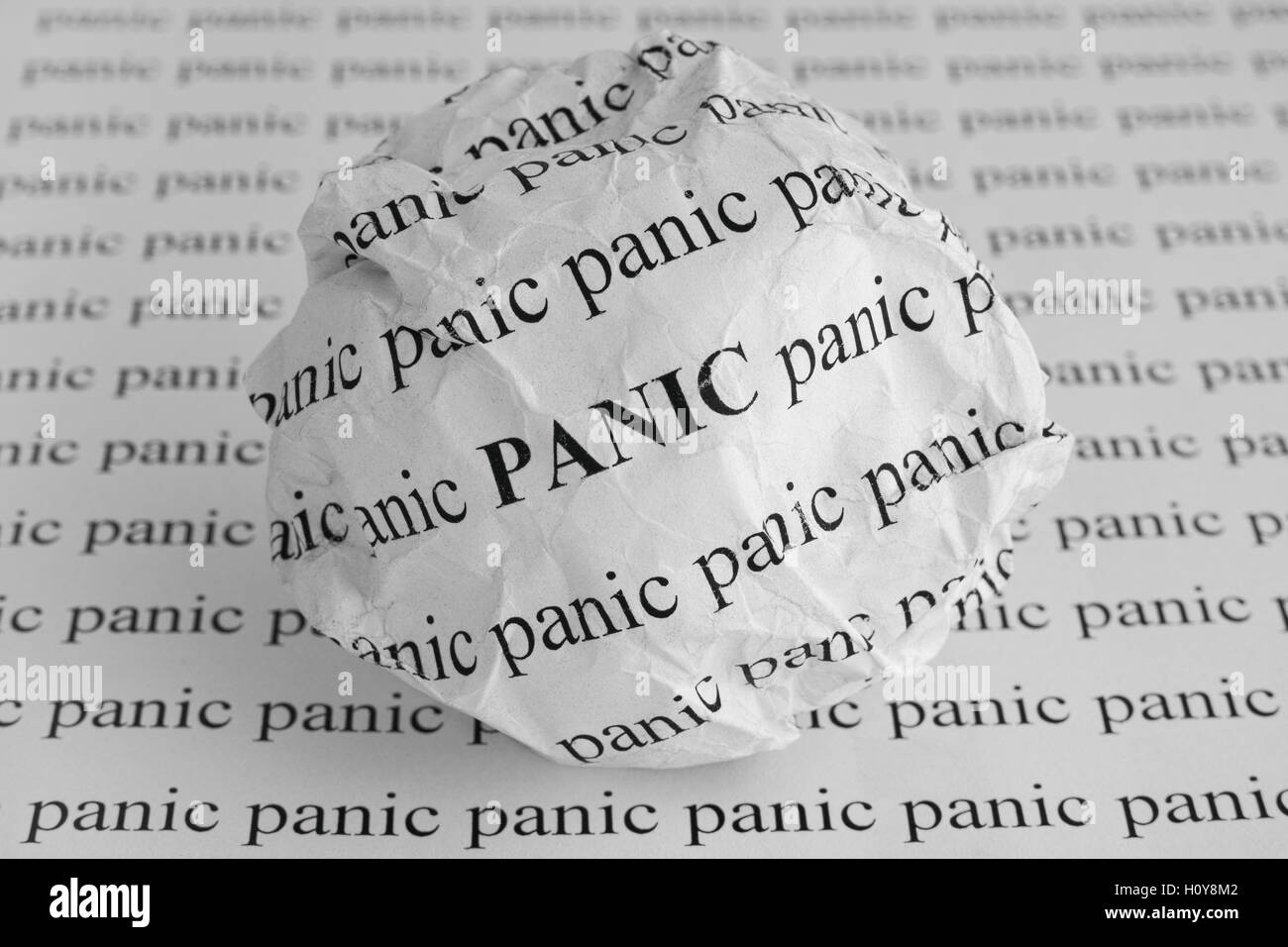 Boule de papier froissé avec des mots la panique. Noir et blanc. Banque D'Images