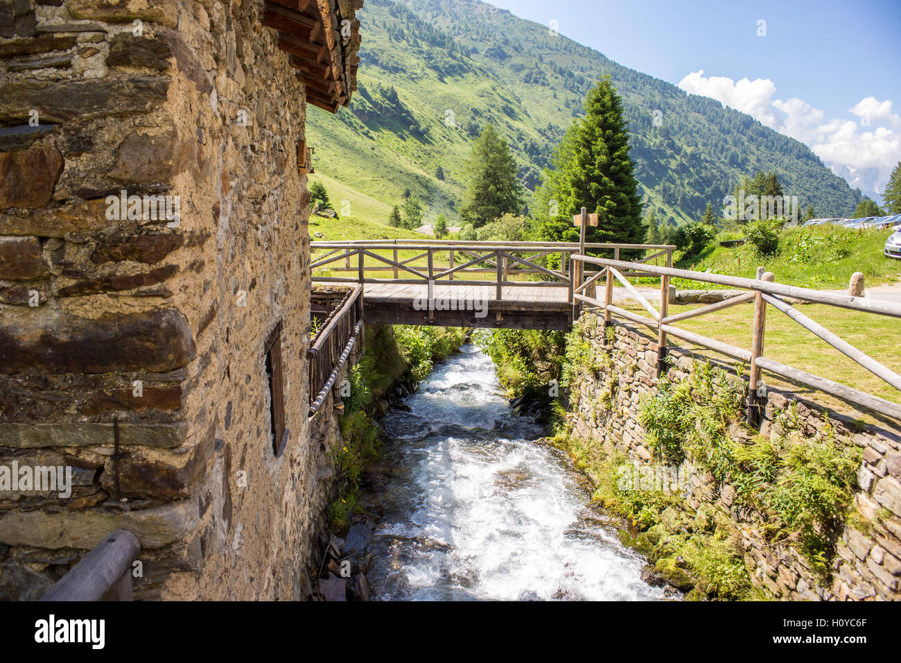 Paysage de montagne avec un pont de bois sur un ruisseau - Ponte di Legno, Italie Banque D'Images