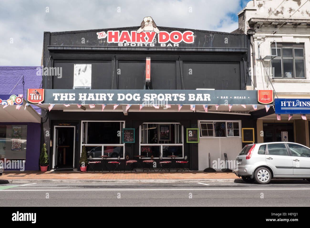 Façade de l'Hairy Dog sports bar, Inglewood, Taranaki, île du Nord, en Nouvelle-Zélande. Banque D'Images