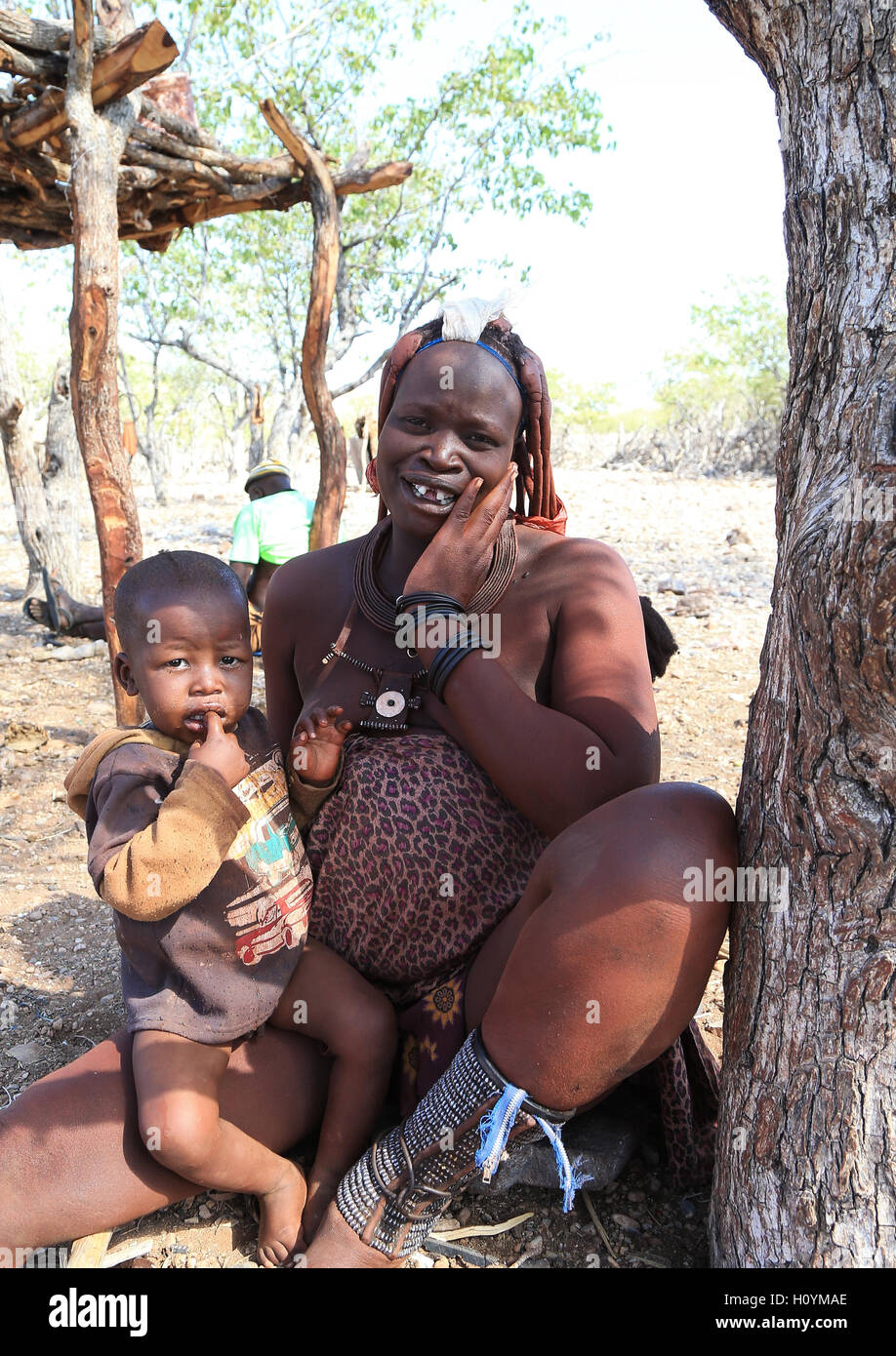 Femme Himba avec enfant dans la région de Kunene Namibie Banque D'Images