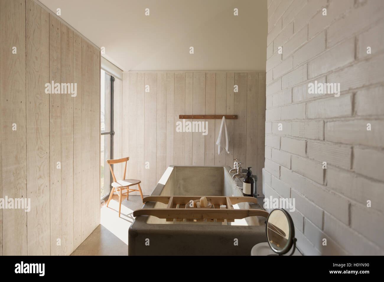 Home Vitrine salle de bains baignoire profonde baignoire Banque D'Images