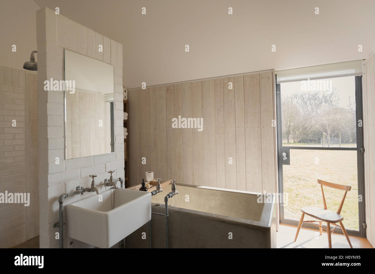 Home Vitrine salle de bains baignoire profonde baignoire Banque D'Images