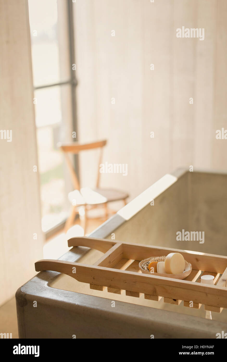 Baignoire profonde baignoire home vitrine salle de bains Banque D'Images