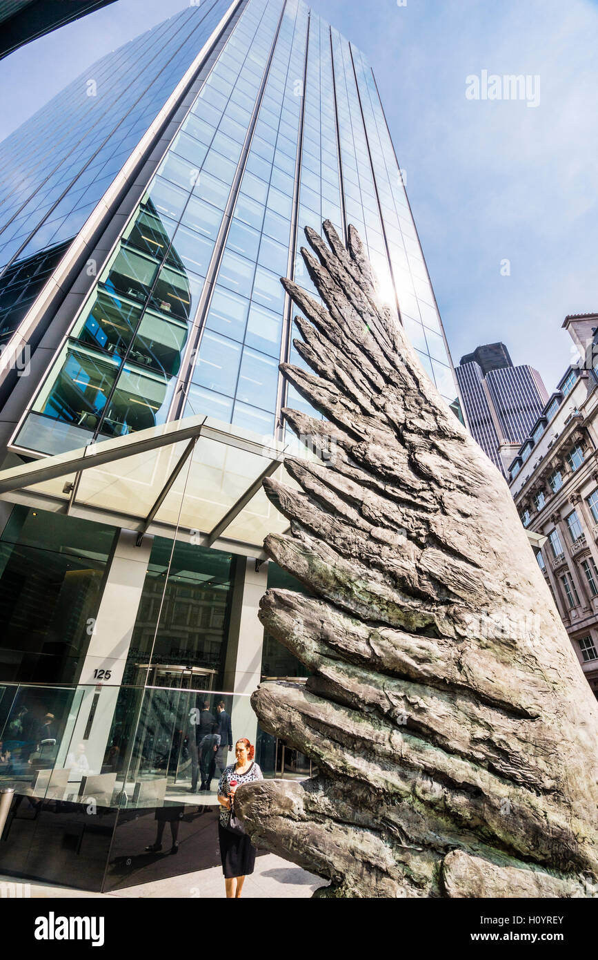 La Grande-Bretagne, l'Angleterre, la ville de London City Wing bronce sculpture par Christopher Le Brun Banque D'Images