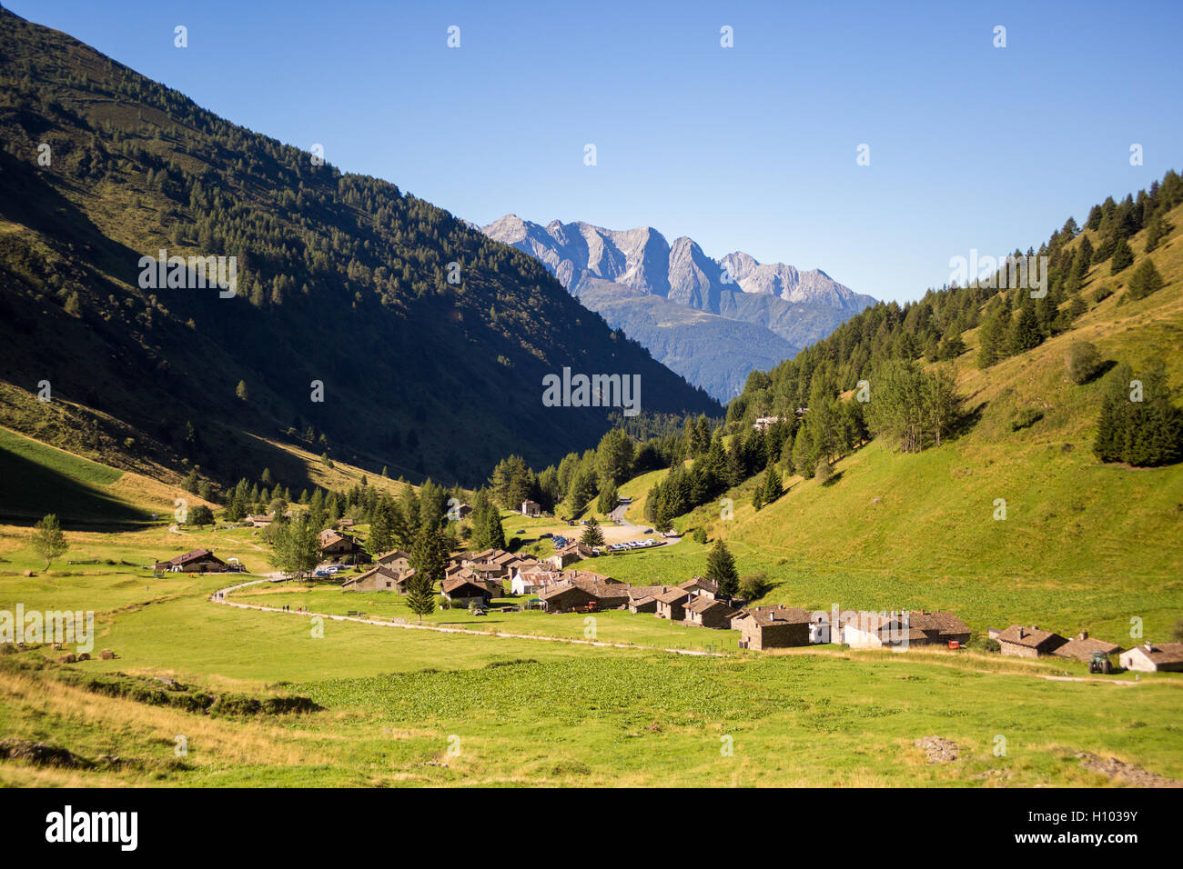 Nuages particulièrement attirer l'ombre sur la vallée (Ponte di Legno - Italie) Banque D'Images
