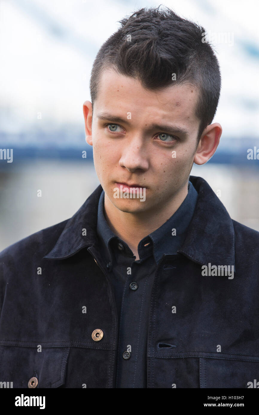 Londres, Royaume-Uni. 21 septembre 2016. Asa Butterfield. Étrange qui se passe à Londres - stars du nouveau film de Tim Burton Mlle Faucon's Home pour enfants curieux, Asa Butterfield et Ella Purnell, assister au lancement du nouveau film de Potters Field Park. Ils sont rejoints par un aerialist Sally Miller portant à la vie de capacités inhabituelles le personnage Emma Bloom's capacité à flotter sans aide et un faucon pèlerin, le virus de la persona de Miss Peregrine, avant la sortie du film jeudi prochain. Banque D'Images