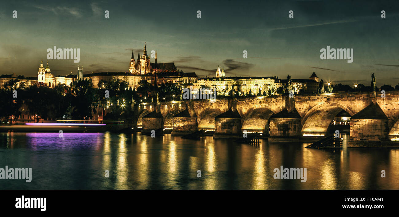 Pont Charles Prague vue sur le château la nuit rivière Vltava Europe monuments de la ville Vltava à Prague République tchèque Europe monuments mondialement connus vue large Banque D'Images