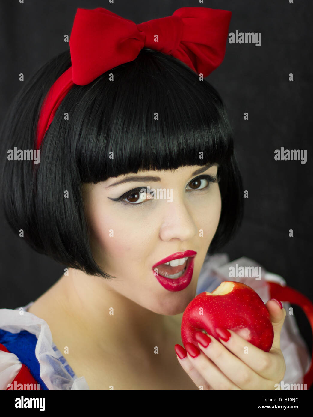 Vintage Snow White prend une bouchée Banque D'Images