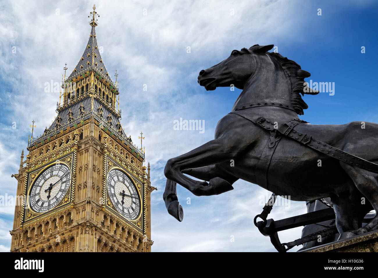 Statue de Boudicca et Big Ben, London, UK. Banque D'Images