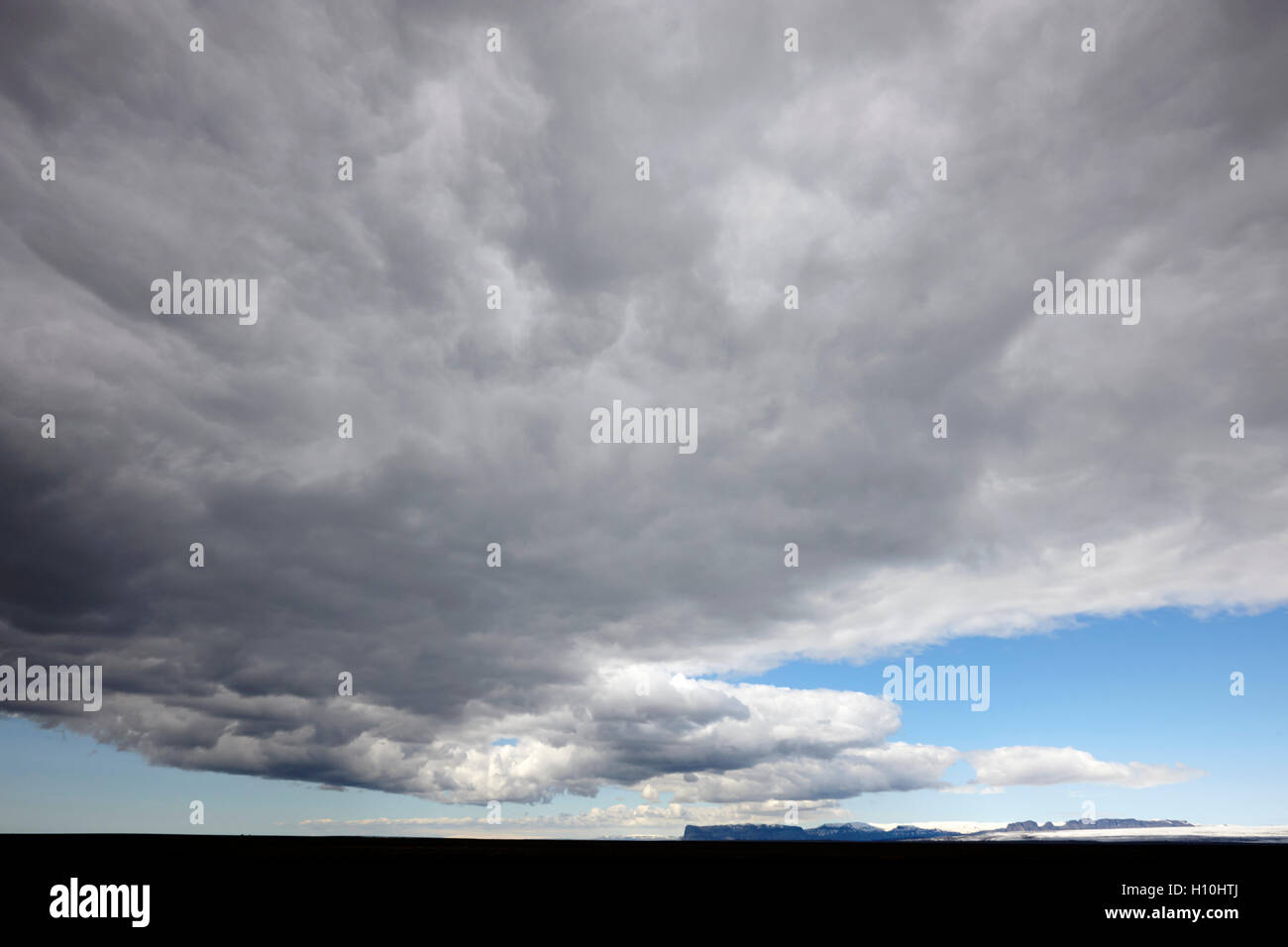 La formation de nuages frontale sur de vastes appartements de cendres volcaniques de l'Islande Banque D'Images