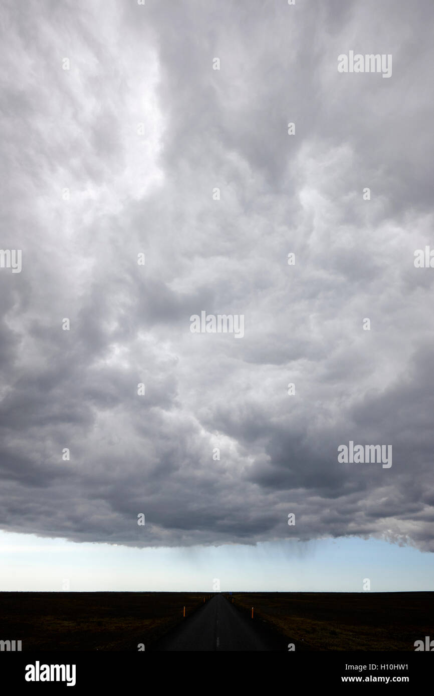 La formation de nuages frontale sur de vastes appartements de cendres volcaniques de l'Islande Banque D'Images