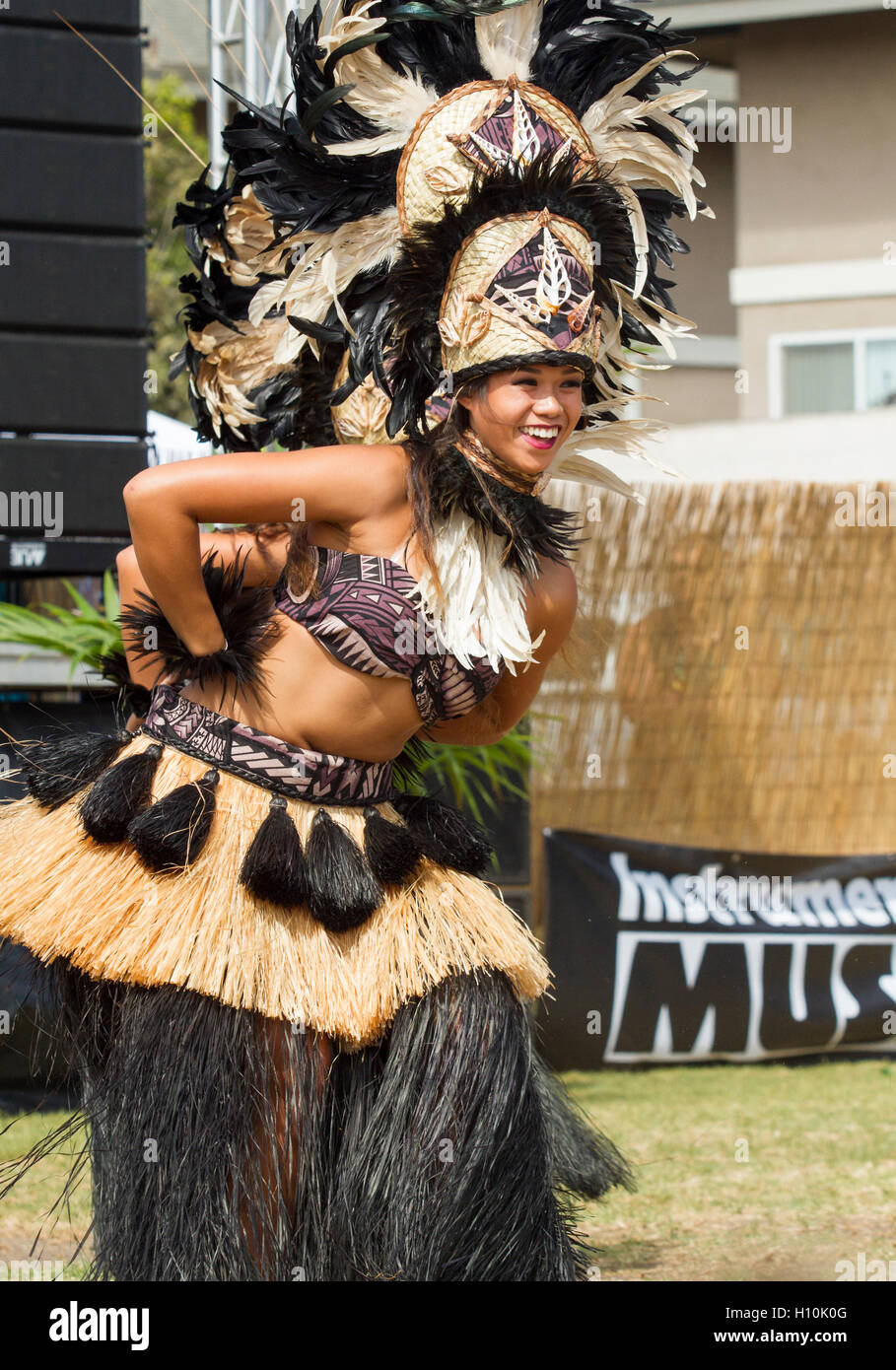 Les jeunes danseurs de danse traditionnelle de la scène polynésienne Banque D'Images