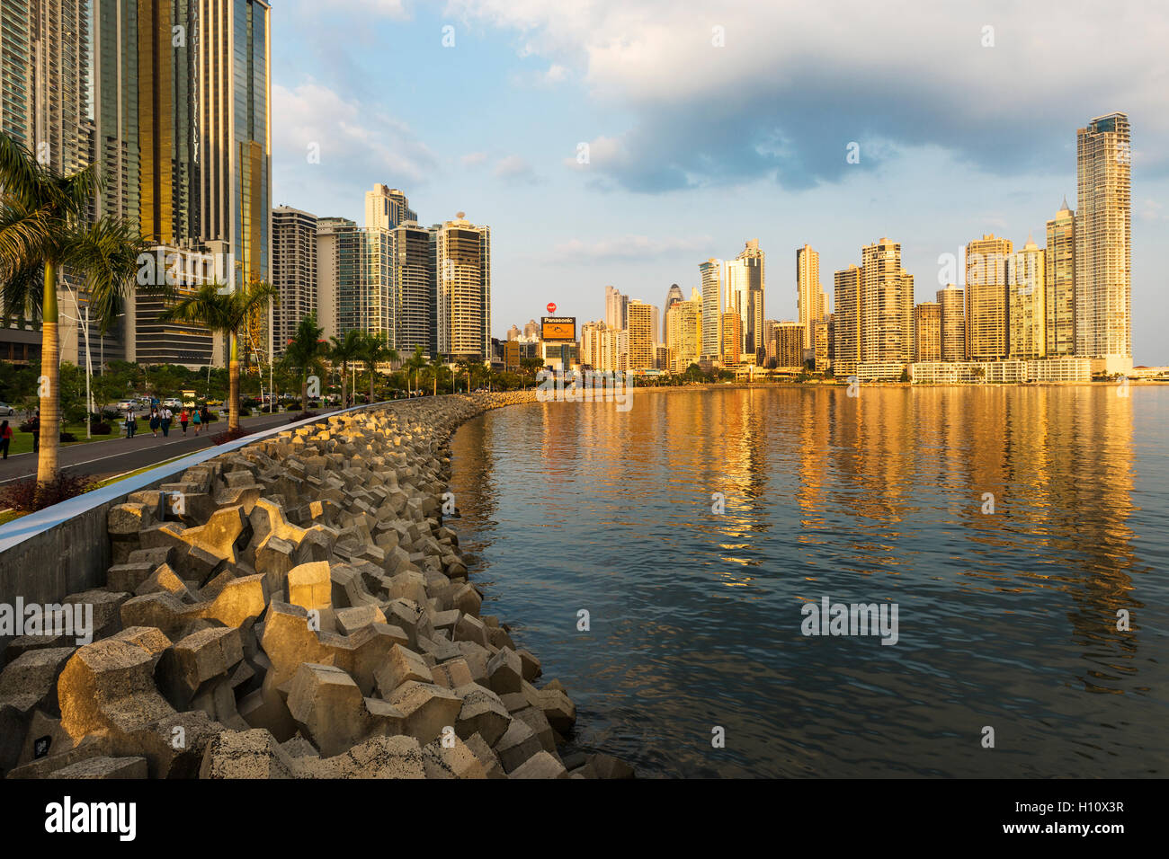 La ville de Panama, Panama - Mars 18, 2014 : vue sur le quartier financier et la mer à Panama City, au Panama, au coucher du soleil. Banque D'Images