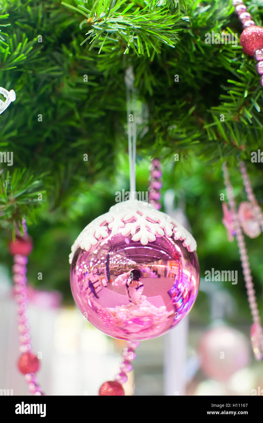 Belle balle rose sur l'arbre de Noël Banque D'Images