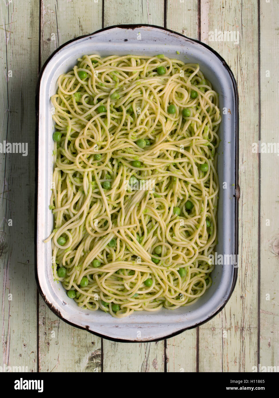 Spaghetti aux pois verts Banque D'Images