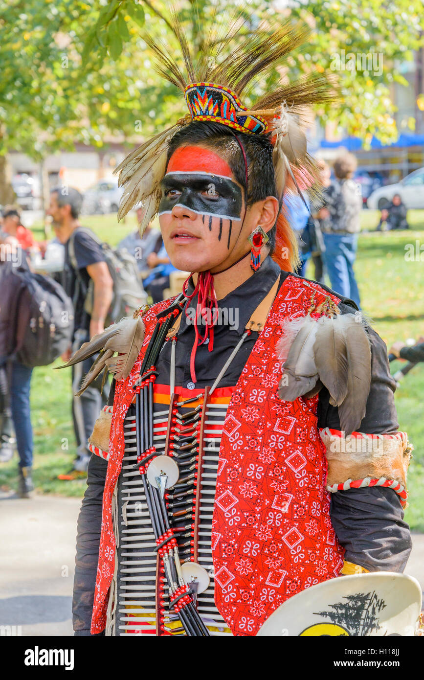 Les Premières Nations danseur, DTES Pow-wow et à la célébration culturelle, Oppenheimer Park, Vancouver, British Columbia, Canada Banque D'Images