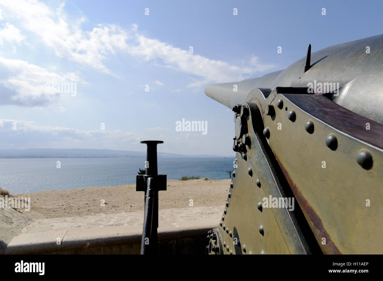 La mise en place fort Rumeli Mecidiye (turc) Tabya canon canon Krupp et dardanel perspective sur la mer. Ce coup de canon Ocea HMS Banque D'Images