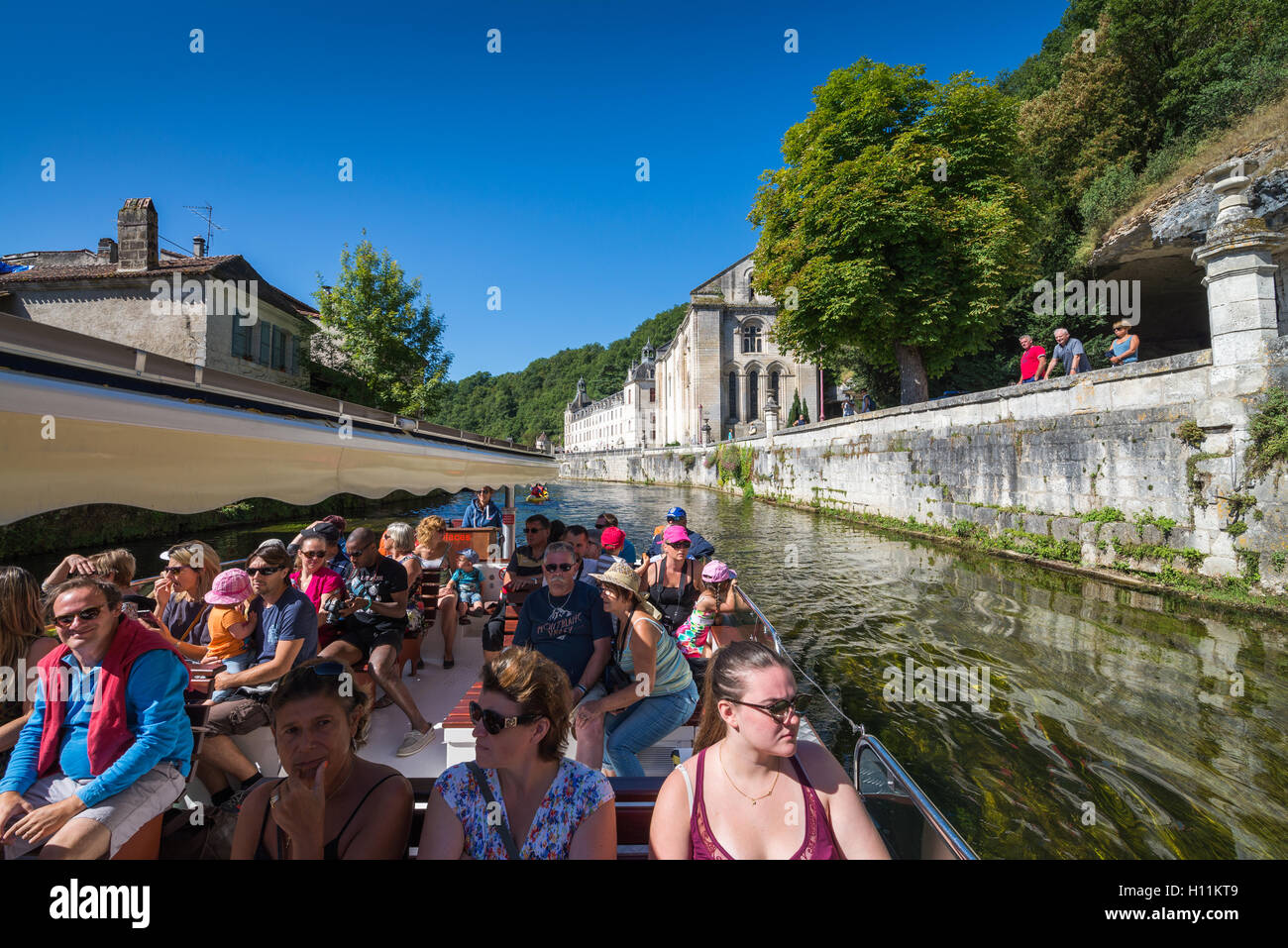 Voyage en bateau sur la rivière La Dronne à Brantome, Dordogne, Aquitaine, France. Banque D'Images