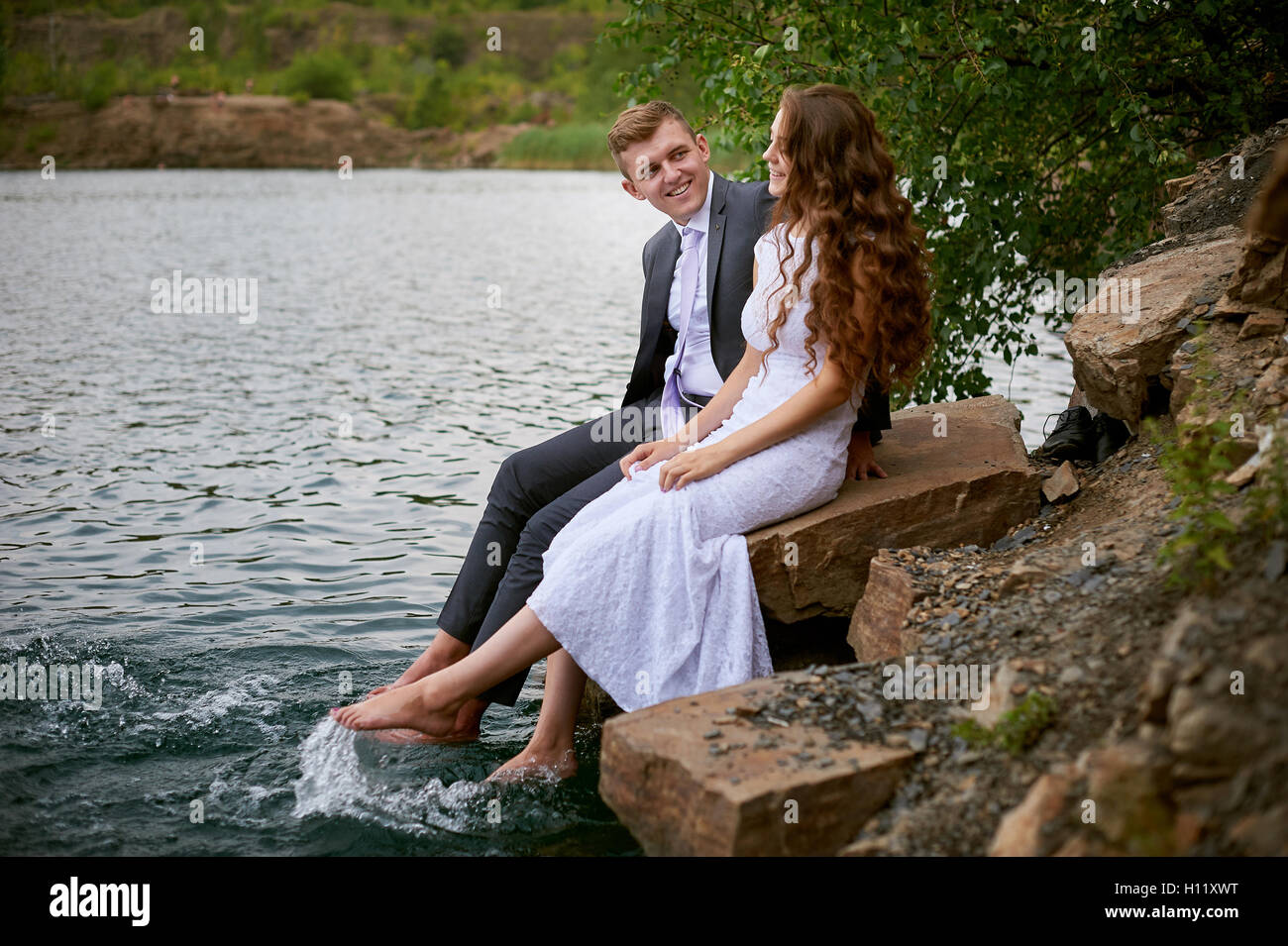 Mariage amour couple kissing et près de l'eau Banque D'Images