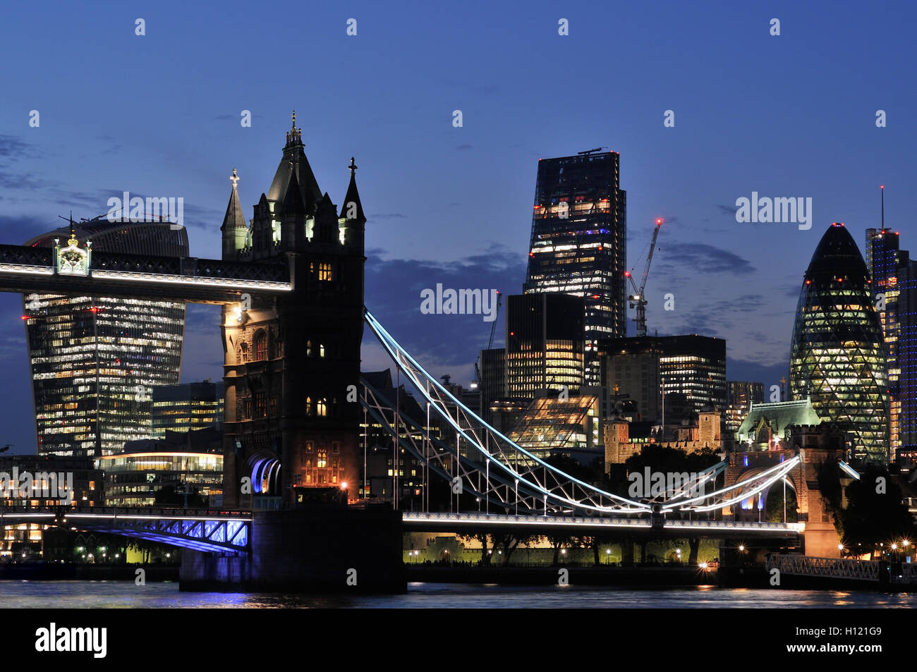 La ville de Londres et du Tower Bridge à la tombée de la rive sud de la Tamise Banque D'Images