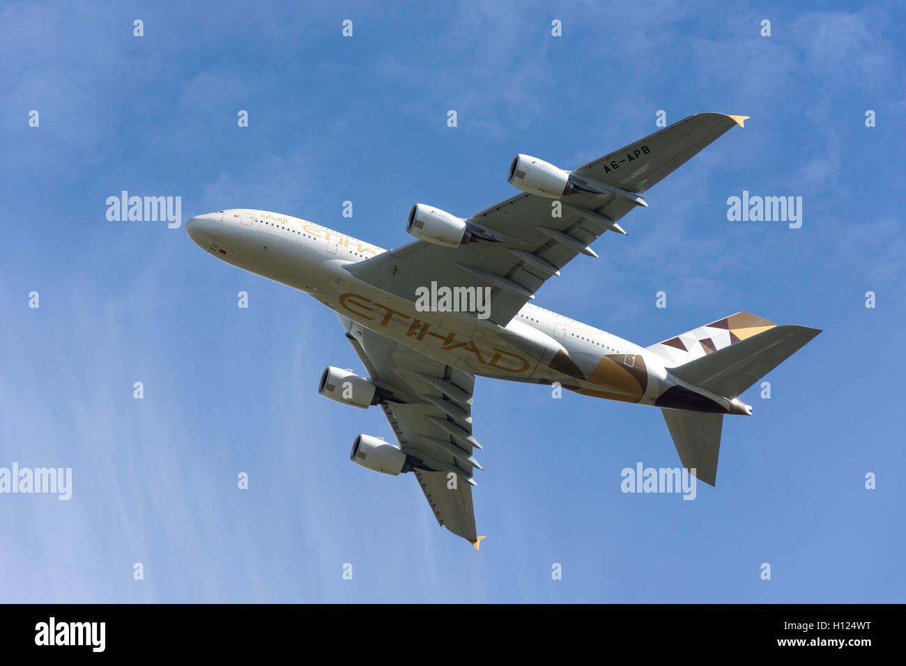 Etihad Airways Airbus A380-861 décollant de l'aéroport de Heathrow, Londres, Angleterre, Royaume-Uni Banque D'Images