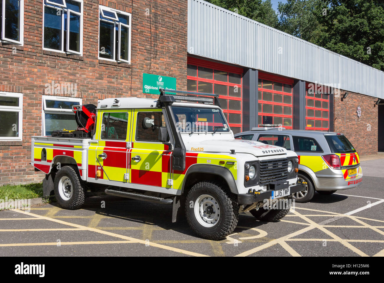 Véhicules d'incendie en dehors de Godstone Fire Station, Godstone, Surrey, Angleterre, Royaume-Uni Banque D'Images