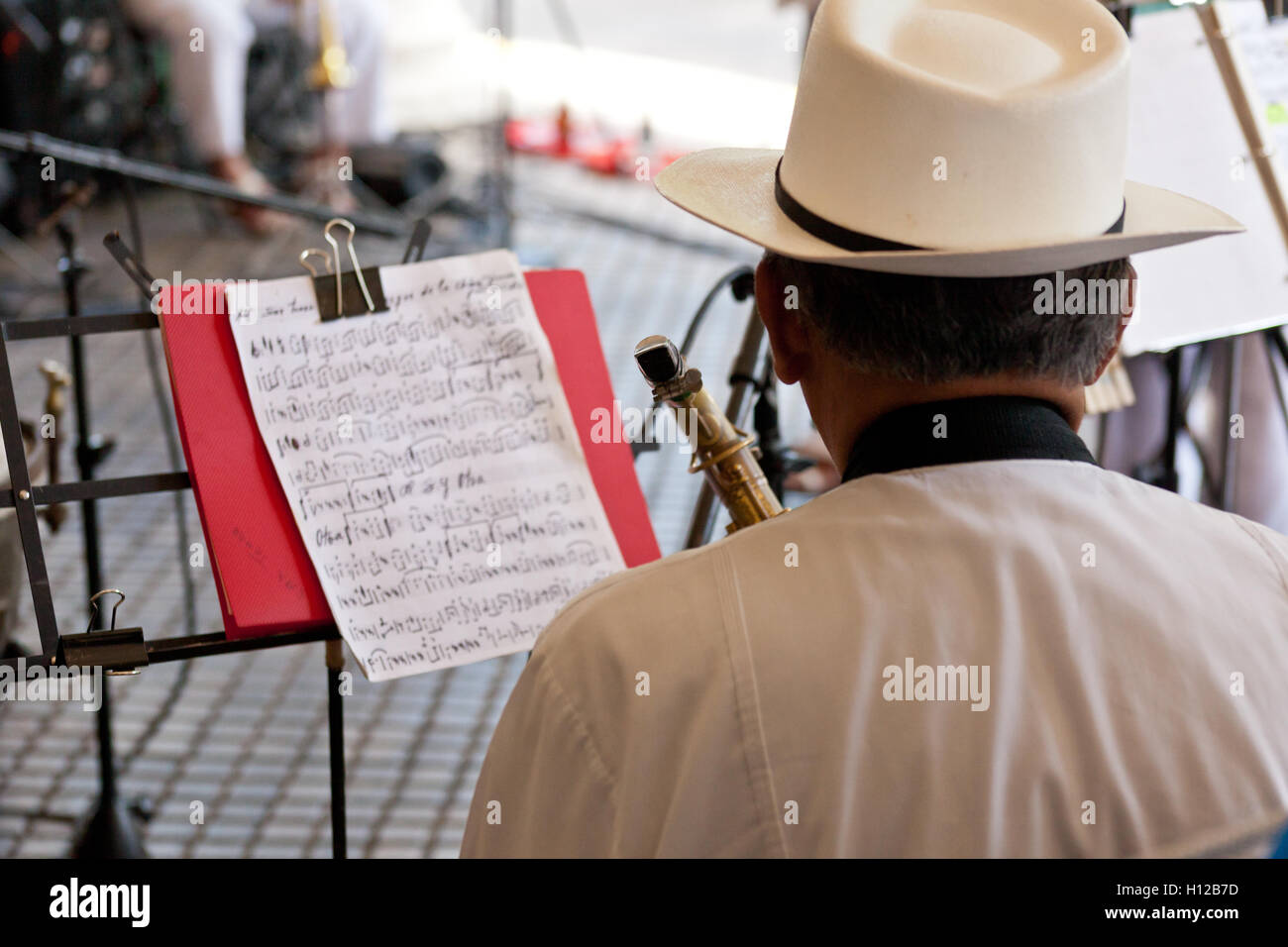 Un musicien principal étant prêt pour la lecture et la lecture de ses notes de musique Banque D'Images