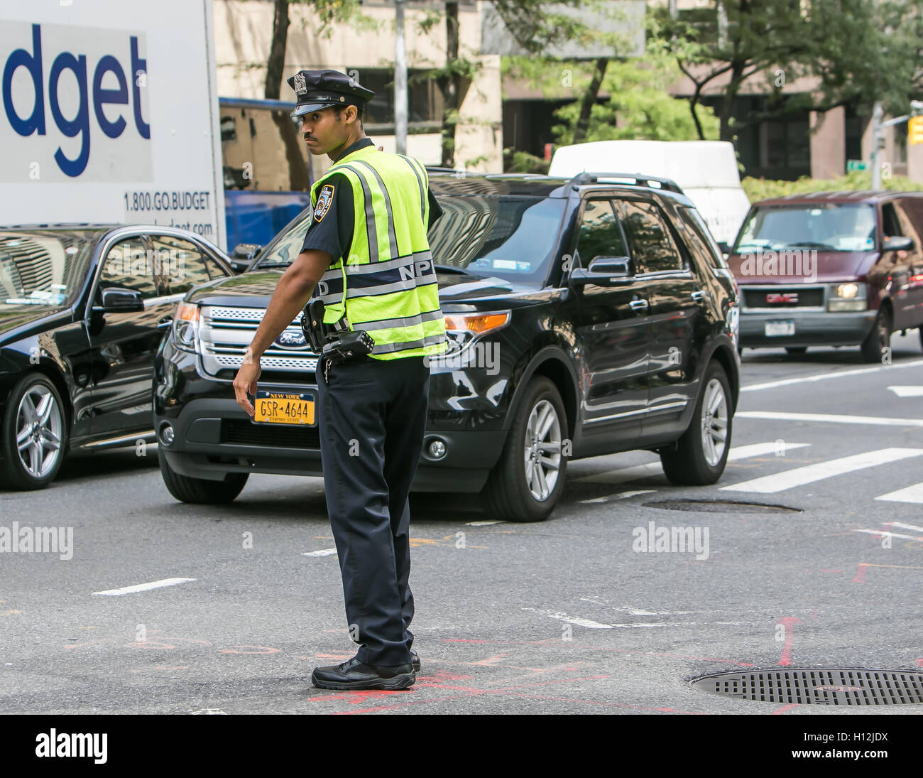 Un policier est de diriger la circulation sur la 2e Avenue au cours de l'Assemblée générale des Nations Unies. Banque D'Images