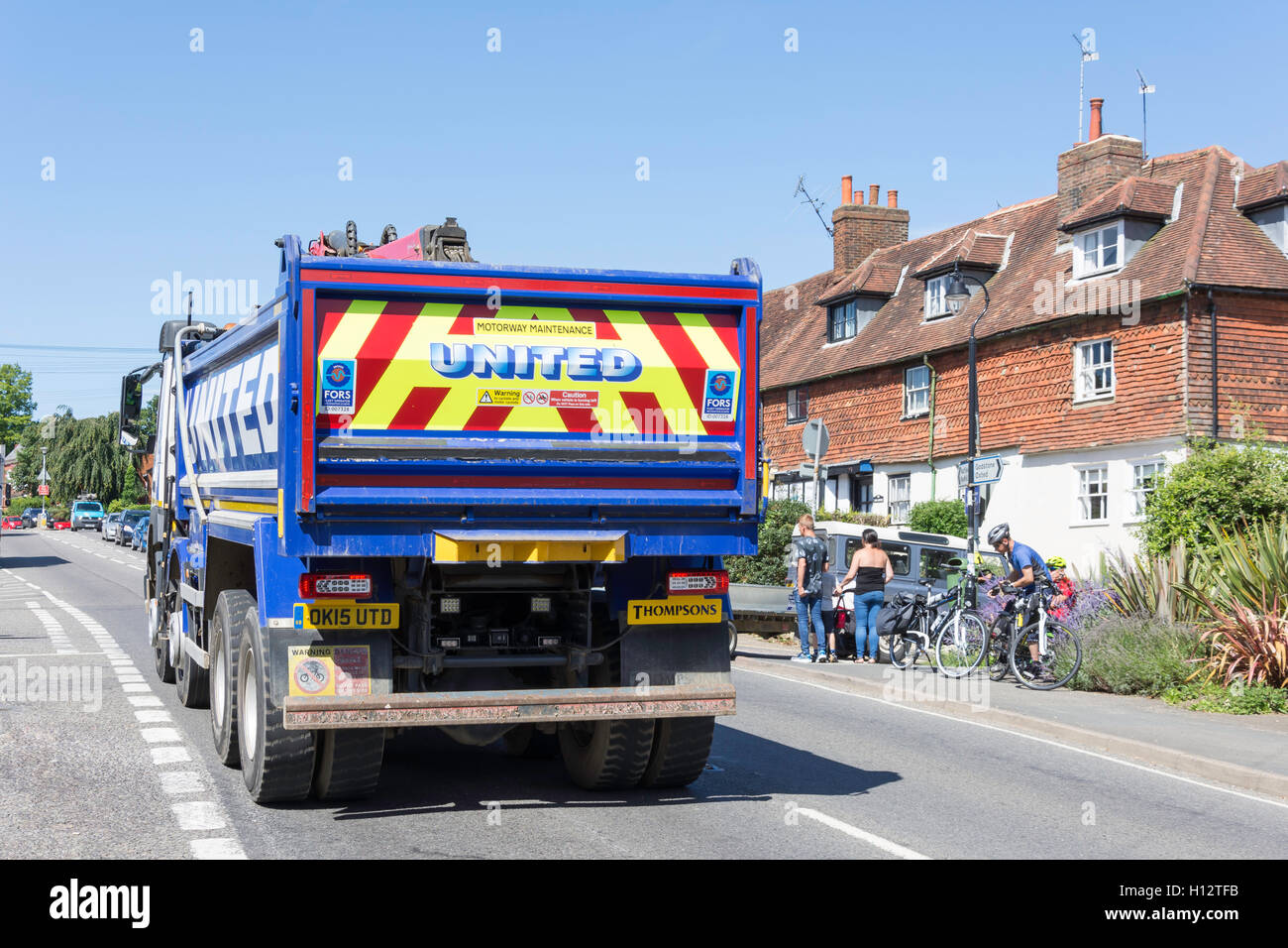 Camion lourd passant dans petit village, High Street, Bletchingley, Surrey, Angleterre, Royaume-Uni Banque D'Images