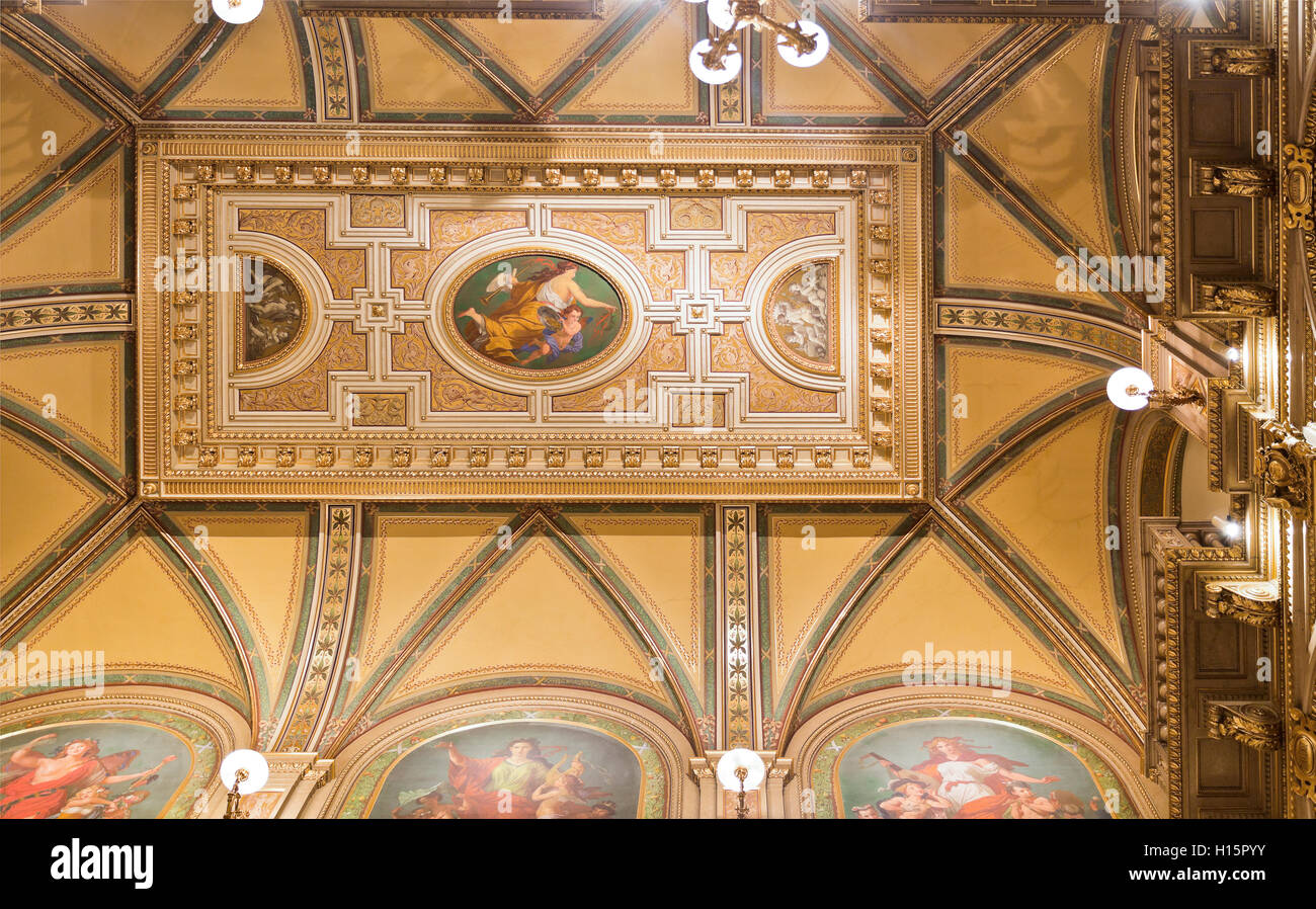 Détail de la magnifique plafond au-dessus de l'escalier principal à l'Opéra d'État de Vienne, Autriche Banque D'Images