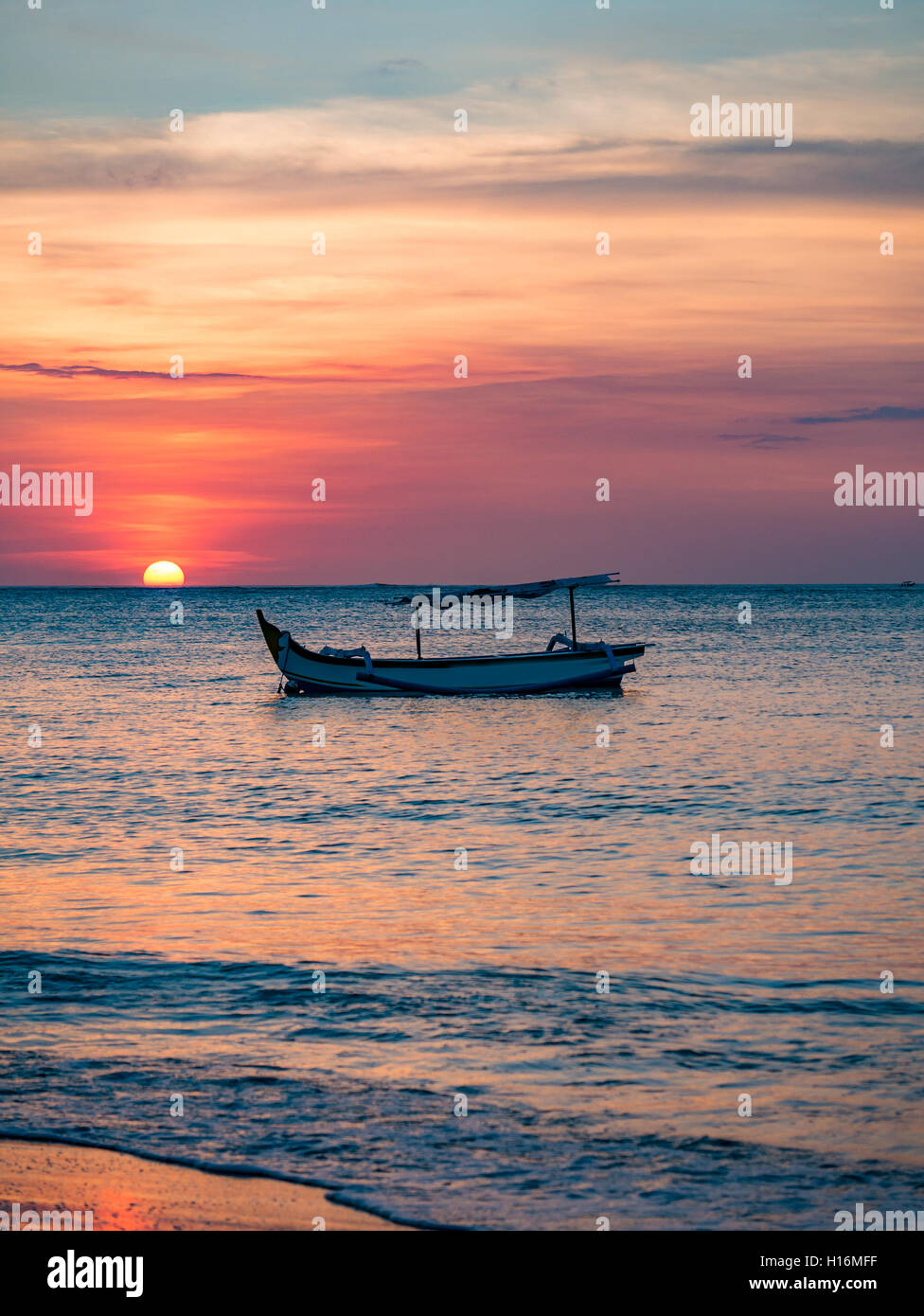 Navires Jukung balinais traditionnels à proximité sur la plage de Sanur, au lever du soleil, Bali, Indonésie Banque D'Images