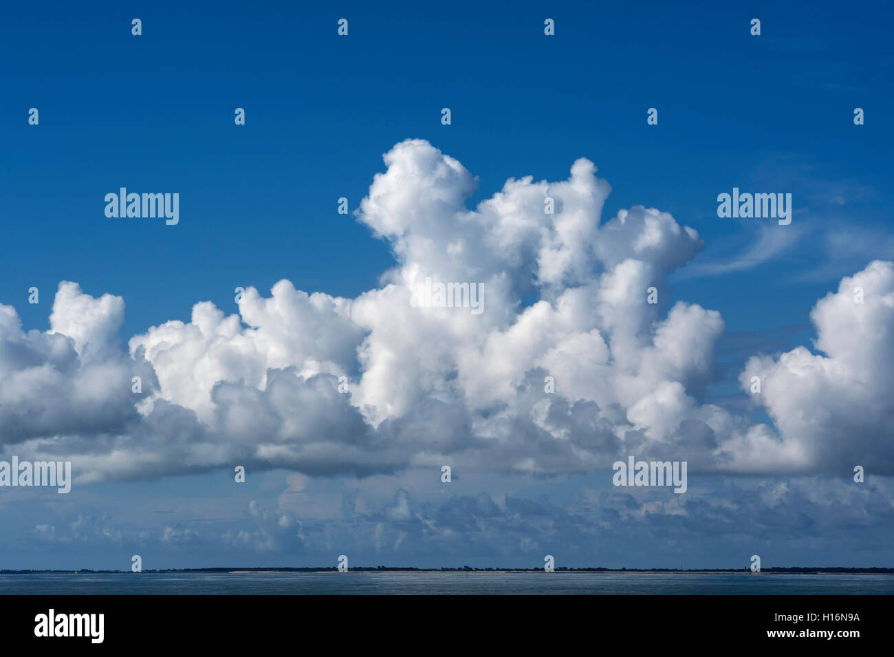 Les cumulus à la côte Atlantique, France Banque D'Images