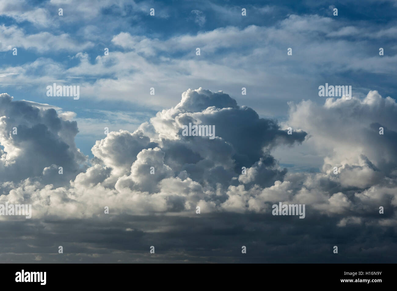 Les cumulus au-dessus de l'océan Atlantique, France Banque D'Images