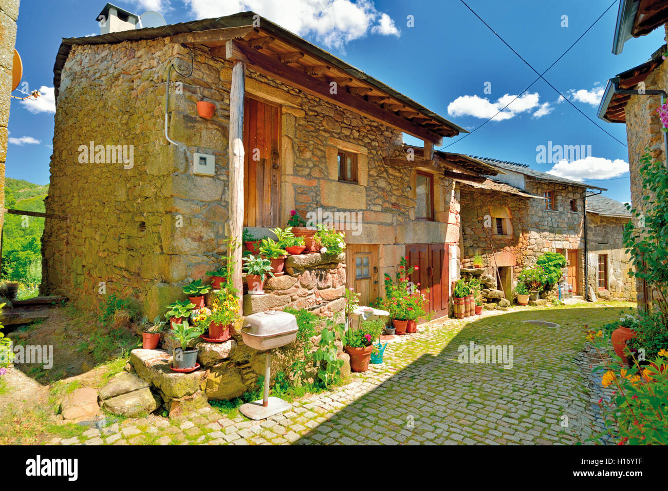 Portugal : ruelle et maisons en pierre traditionnelle dans village de montagne Montesinho Banque D'Images