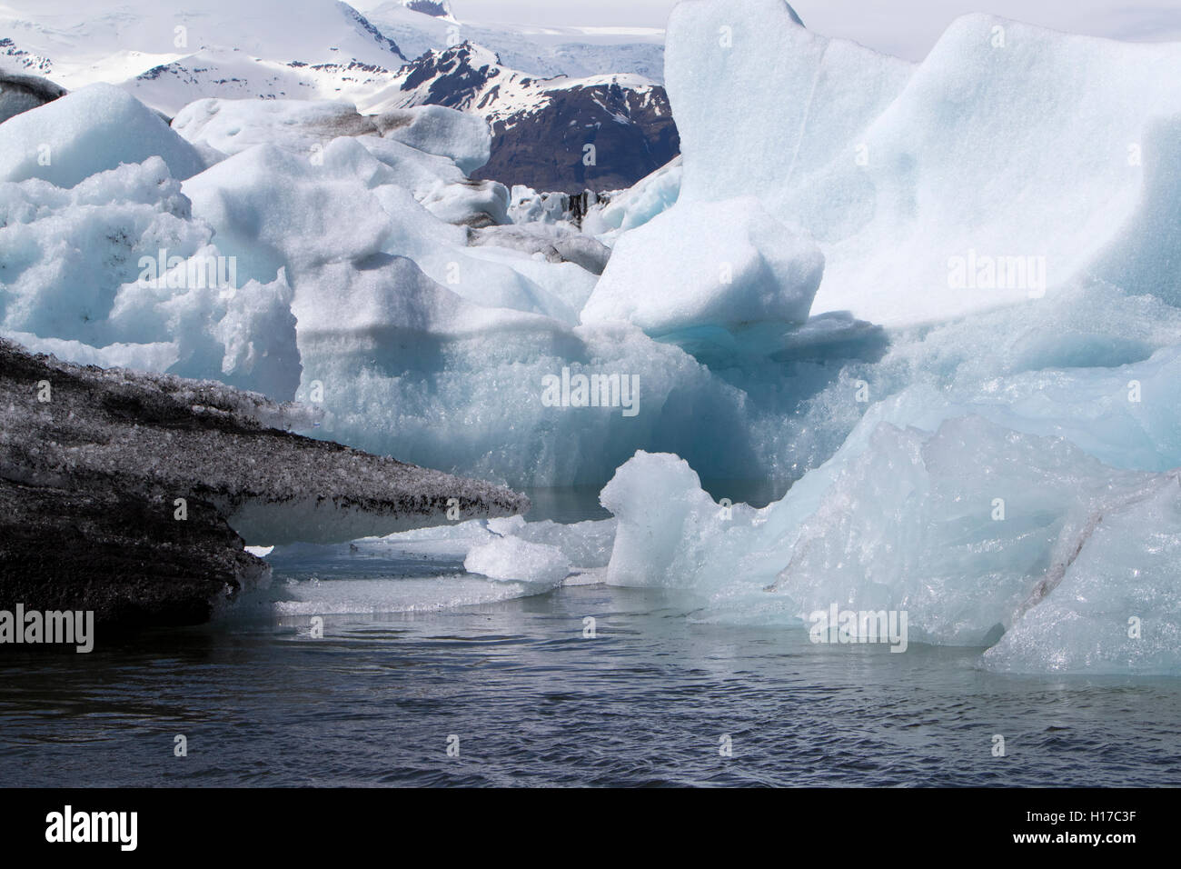 Frêne bleu glacial et couvertes de glace dans les icebergs Jokulsarlon glacial lagoon, Iceland Banque D'Images