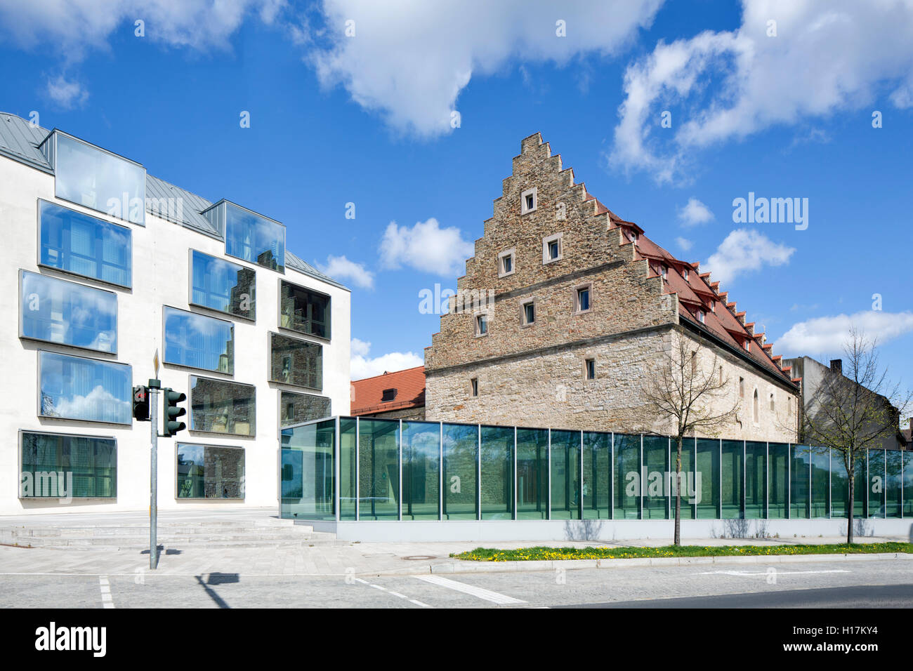 Die Hofanlage à Schweinfurt wurde 1431 vom Zisterzienserkloster Ebrach erworben. 2004-07 ist die denkmalgeschützte Zehntscheune Banque D'Images