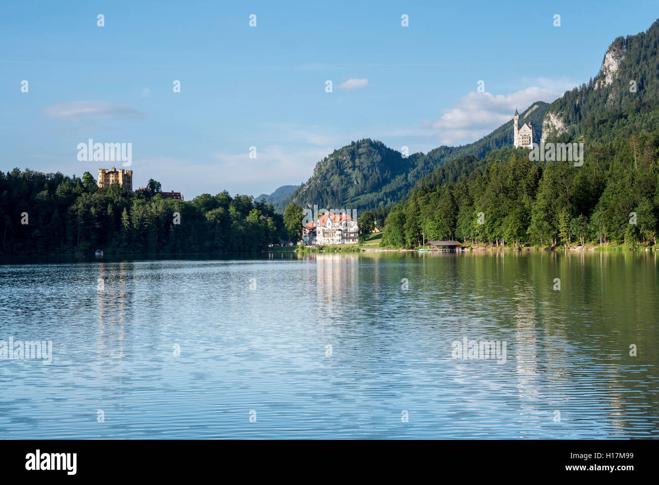 Deux châteaux, le château Neuschwanstein et Hohenschwangau Castel vu à travers le lac Alpsee, Schwangau, Bavière, Allemagne Banque D'Images