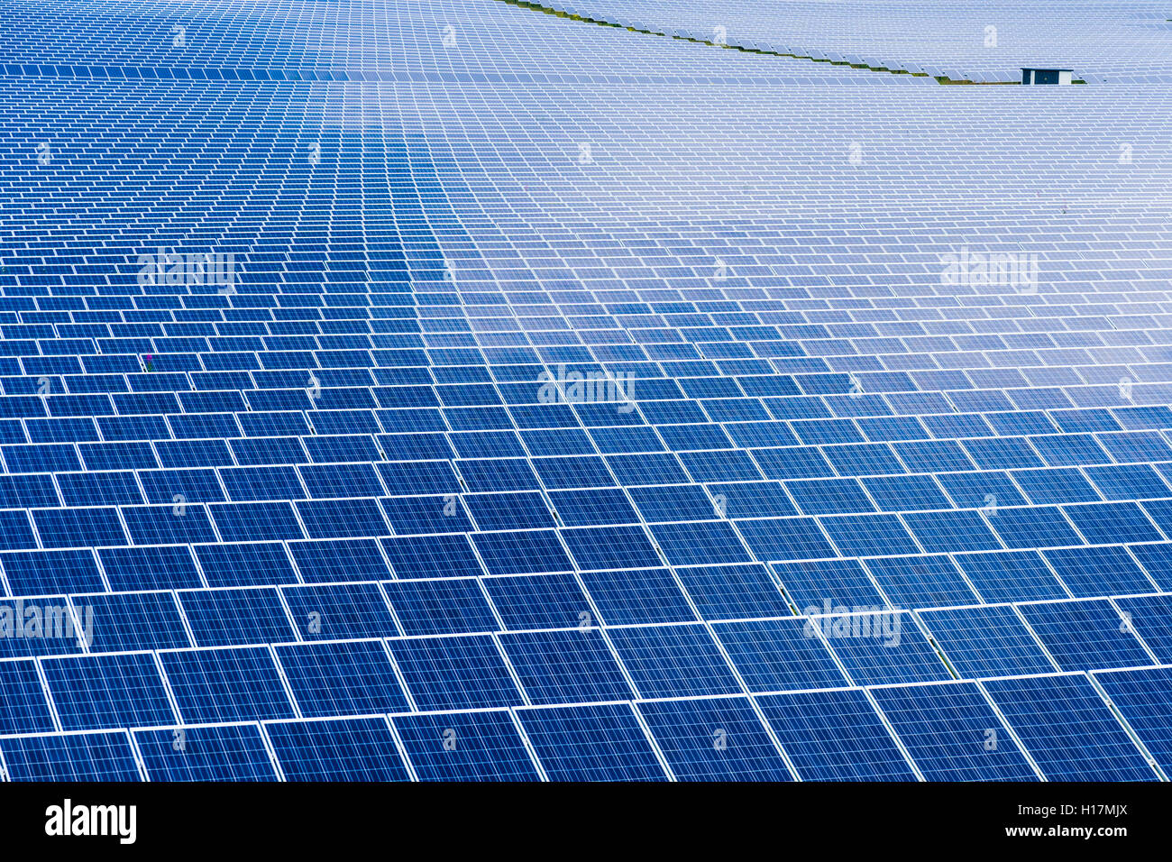 De nombreux panneaux solaires photovolta que font partie d'une grande centrale solaire, Buckendorf, Bavière, Allemagne Banque D'Images